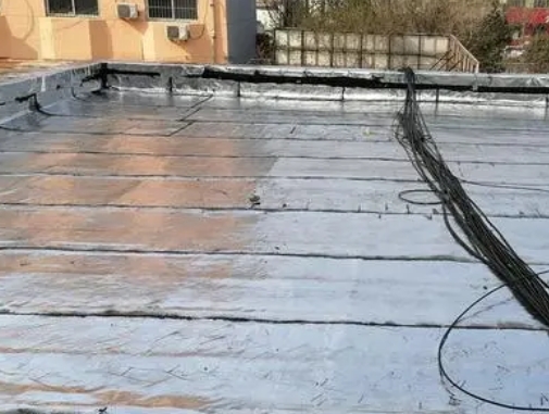 梧州市卫生间漏水维修公司分享下梧州市屋面楼顶防水刚性防水层施工要点。
